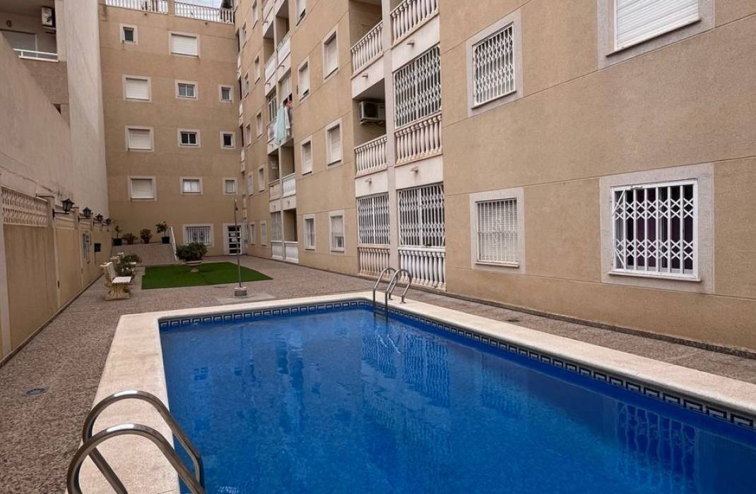 Resale - Apartment - Torrevieja - calle Apolo