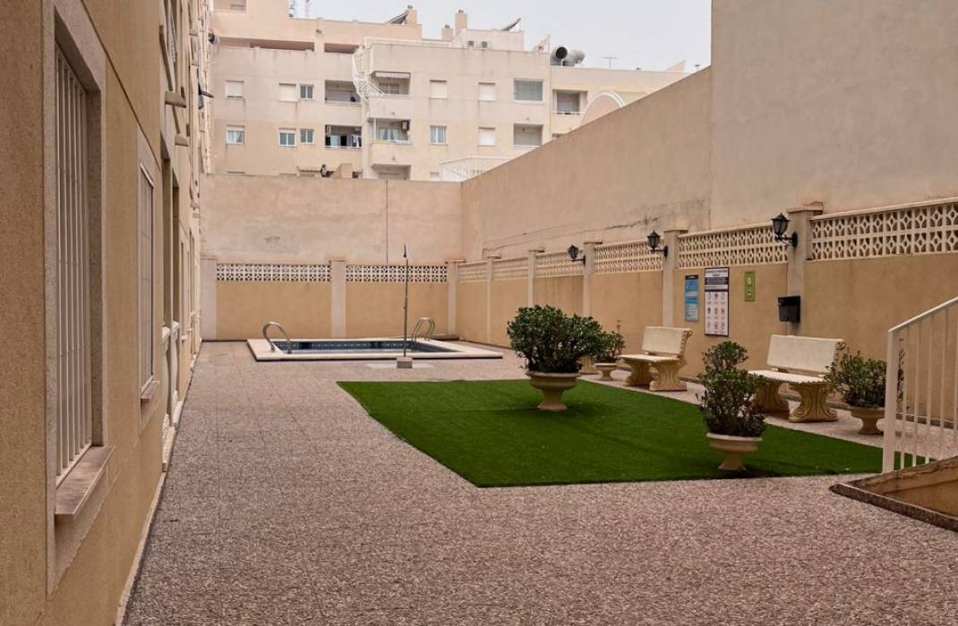 Resale - Apartment - Torrevieja - calle Apolo