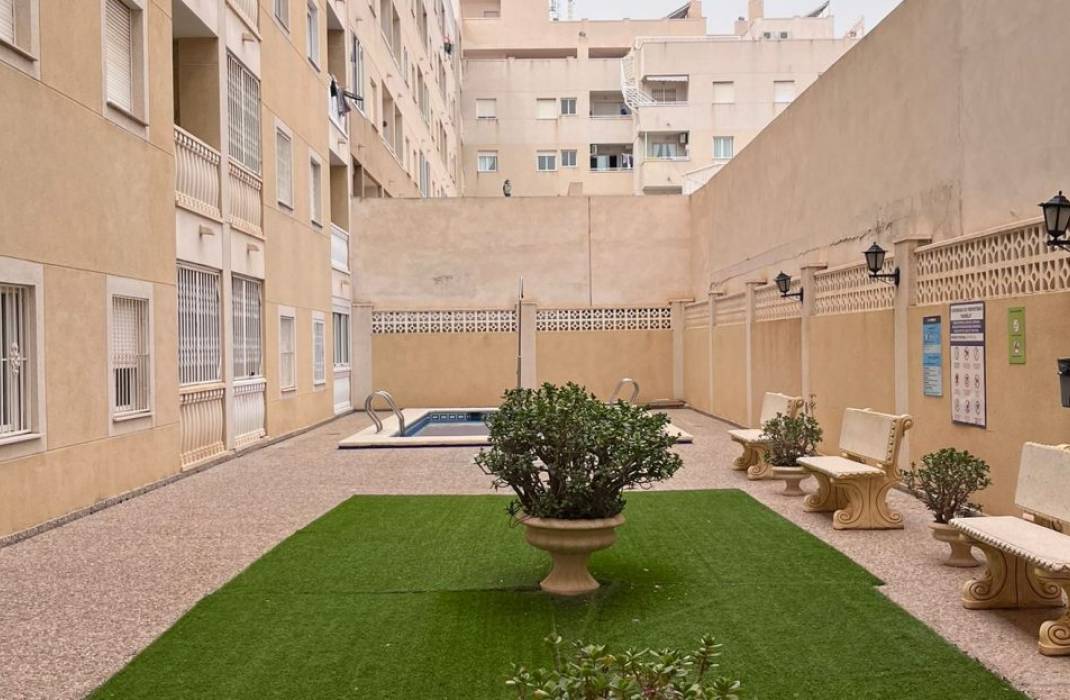 Resale - Apartment - Torrevieja - calle Apolo