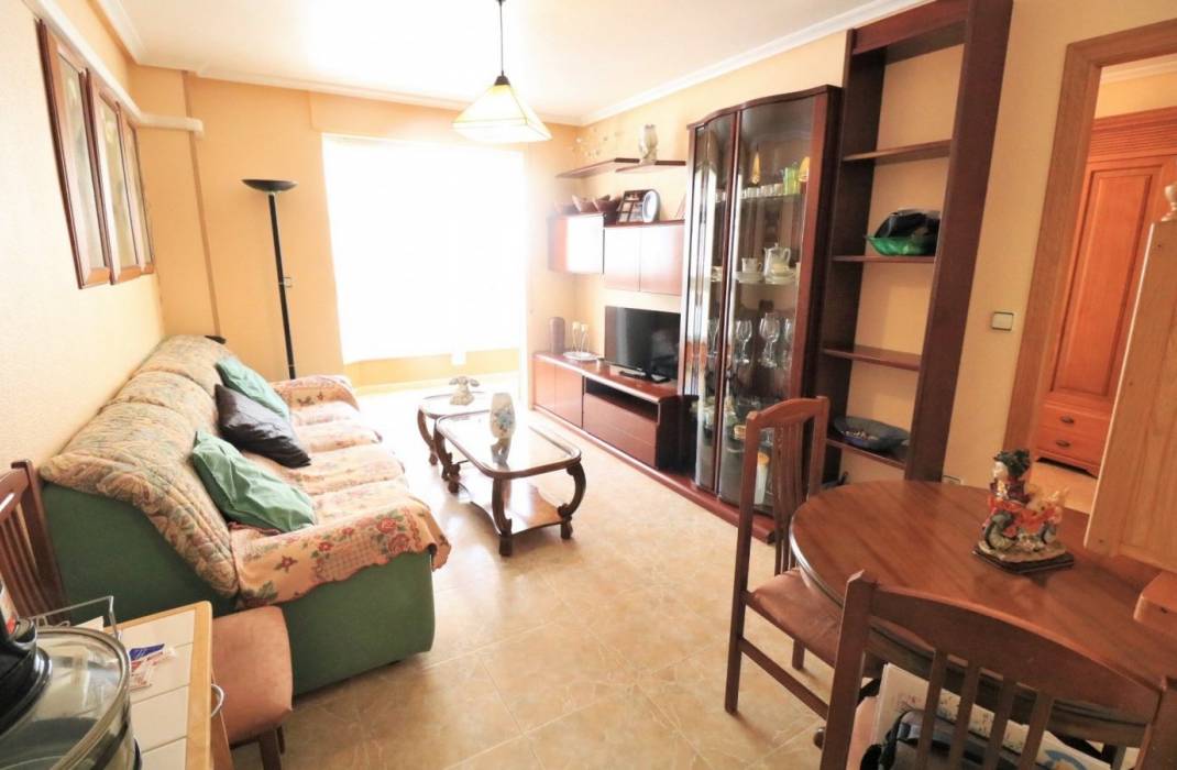 Resale - Apartment - Torrevieja - calle Beniajan n11