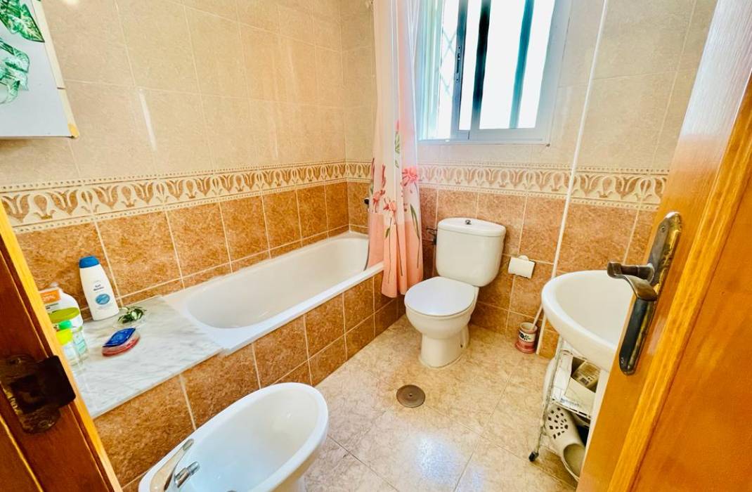 Resale - Apartment - Torrevieja - Calle Bergantin n 15