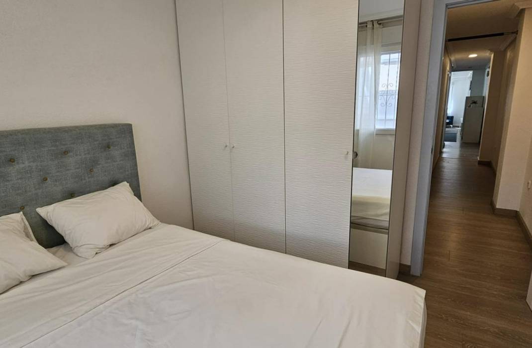 Resale - Apartment - Torrevieja - Paseo maritimo