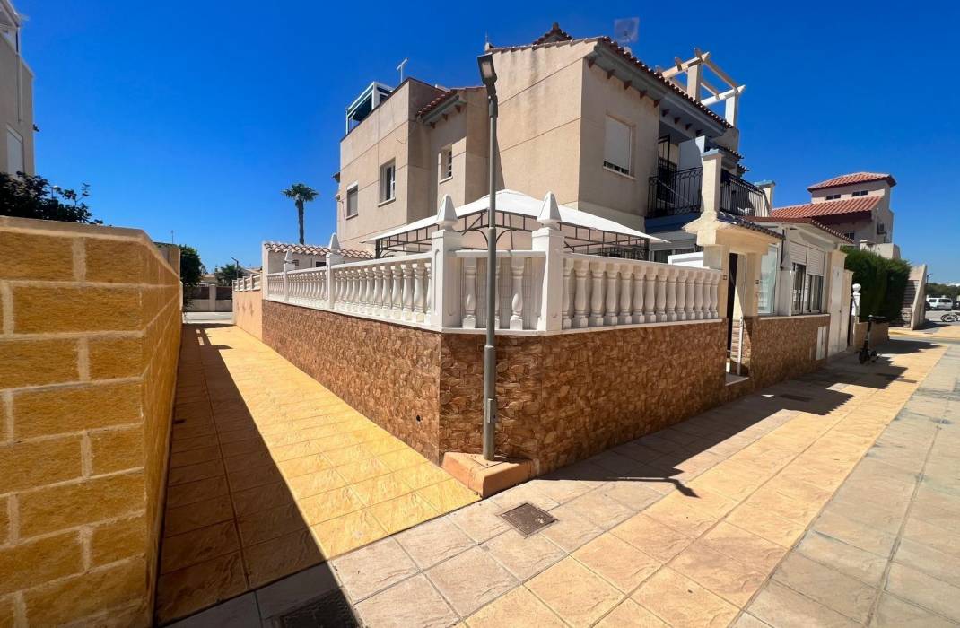 Resale - Bungalow - Orihuela Costa - Los Dolses