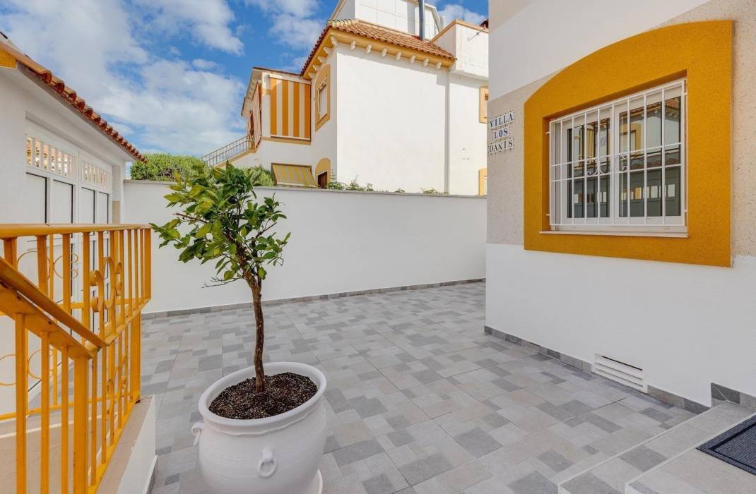 Resale - Bungalow - Torrevieja - Aguas nuevas 1