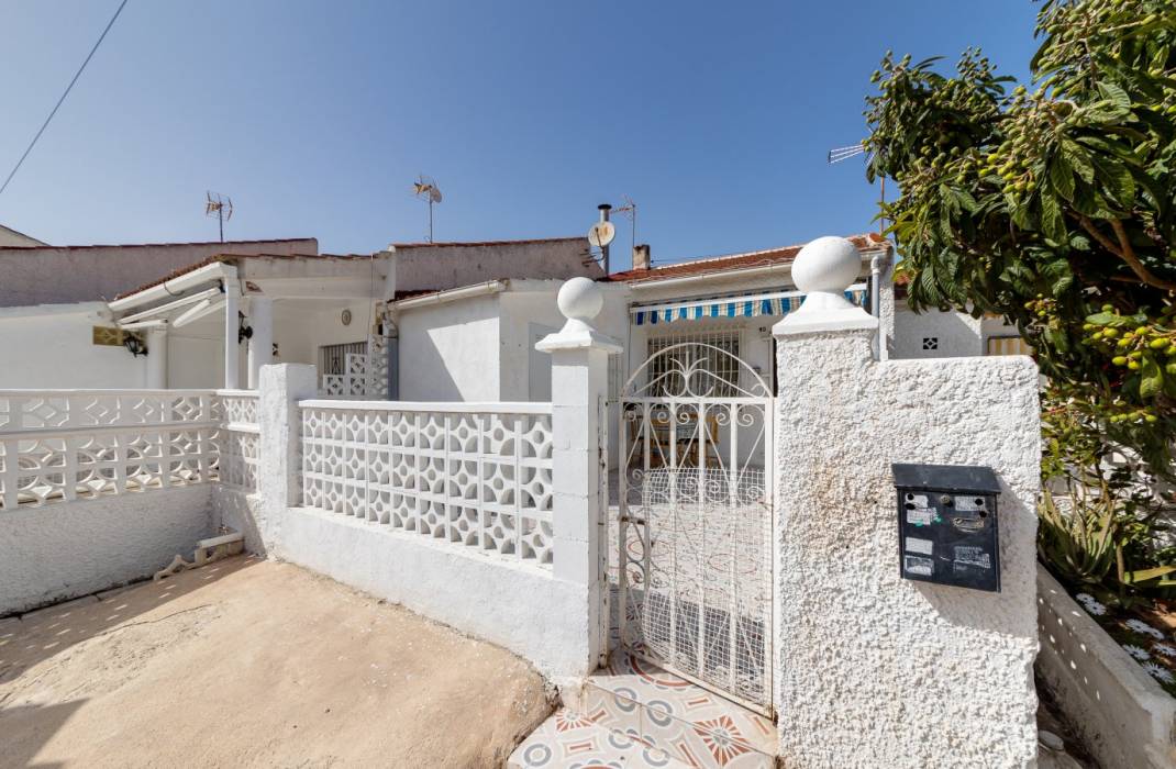 Resale - Bungalow - Torrevieja - CALLE MANUEL BENITEZ EL CORD, 40