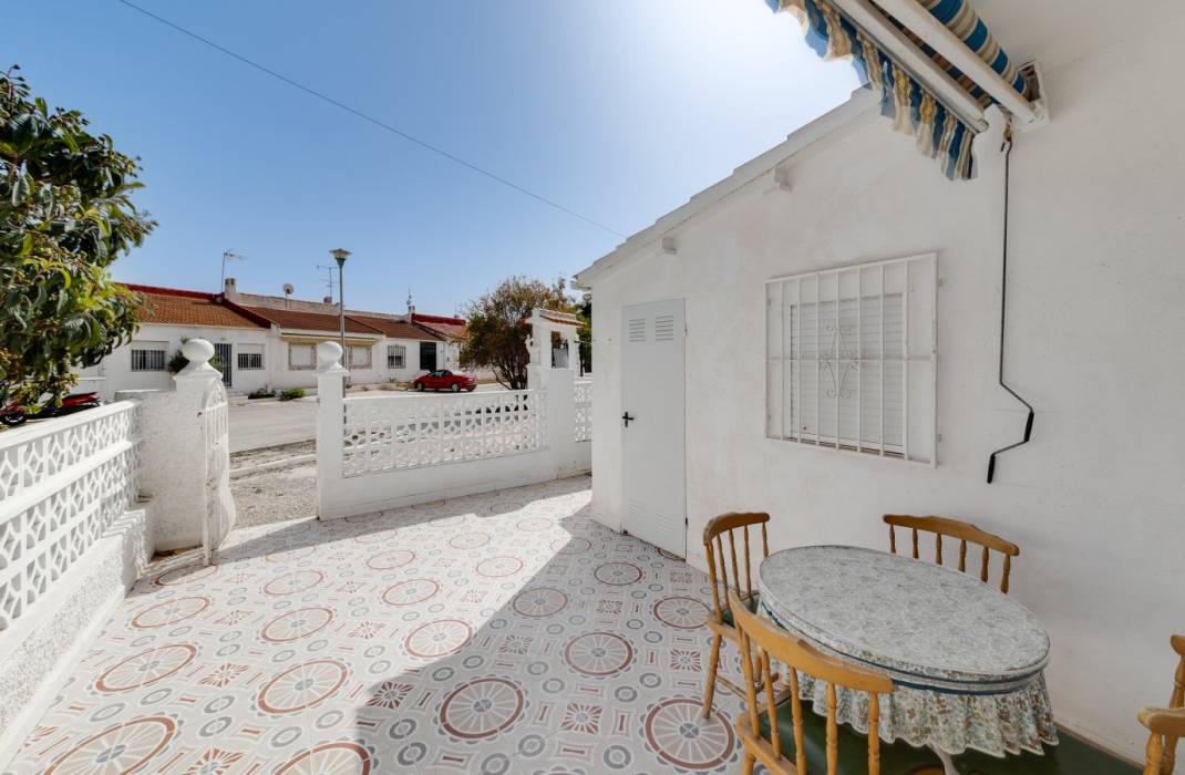 Resale - Bungalow - Torrevieja - CALLE MANUEL BENITEZ EL CORD, 40