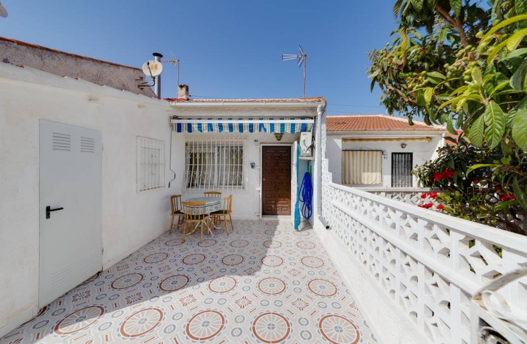 Resale - Bungalow - Torrevieja - CALLE MANUEL BENITEZ EL CORD, 40