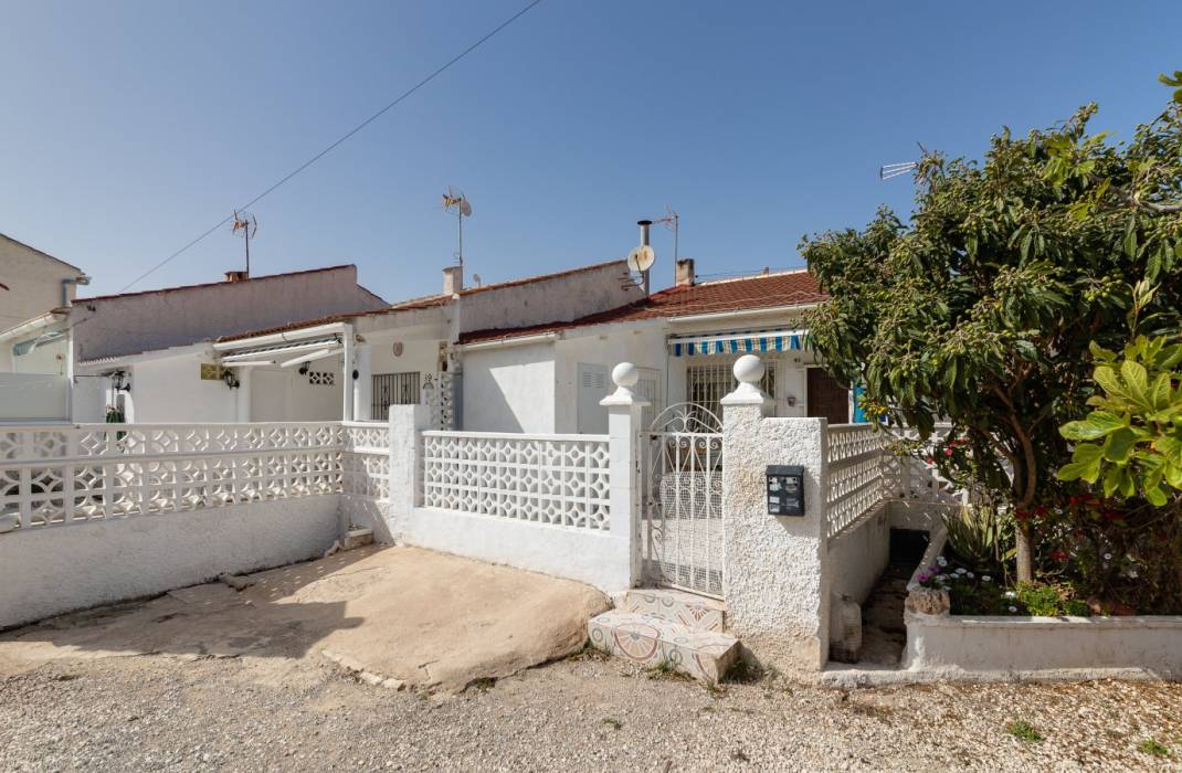 Resale - Bungalow - Torrevieja - CALLE MANUEL BENITEZ EL CORD, 40