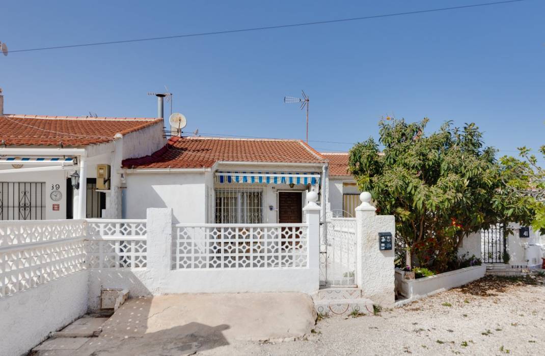 Resale - Bungalow - Torrevieja - CALLE MANUEL BENITEZ EL CORD, 40