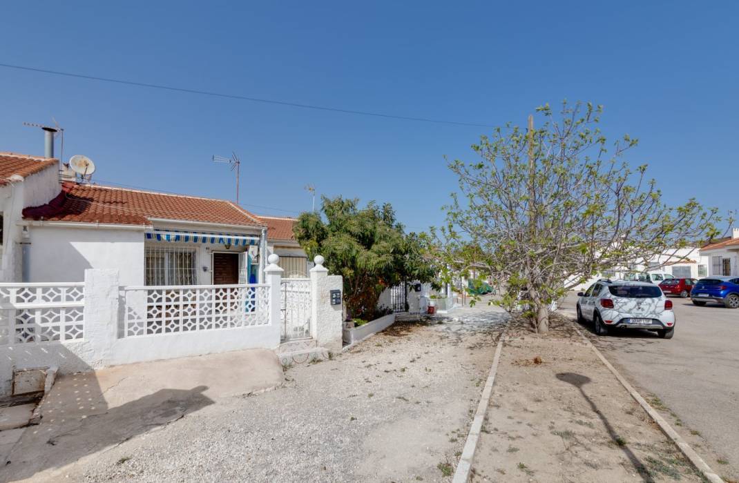 Resale - Bungalow - Torrevieja - CALLE MANUEL BENITEZ EL CORD, 40