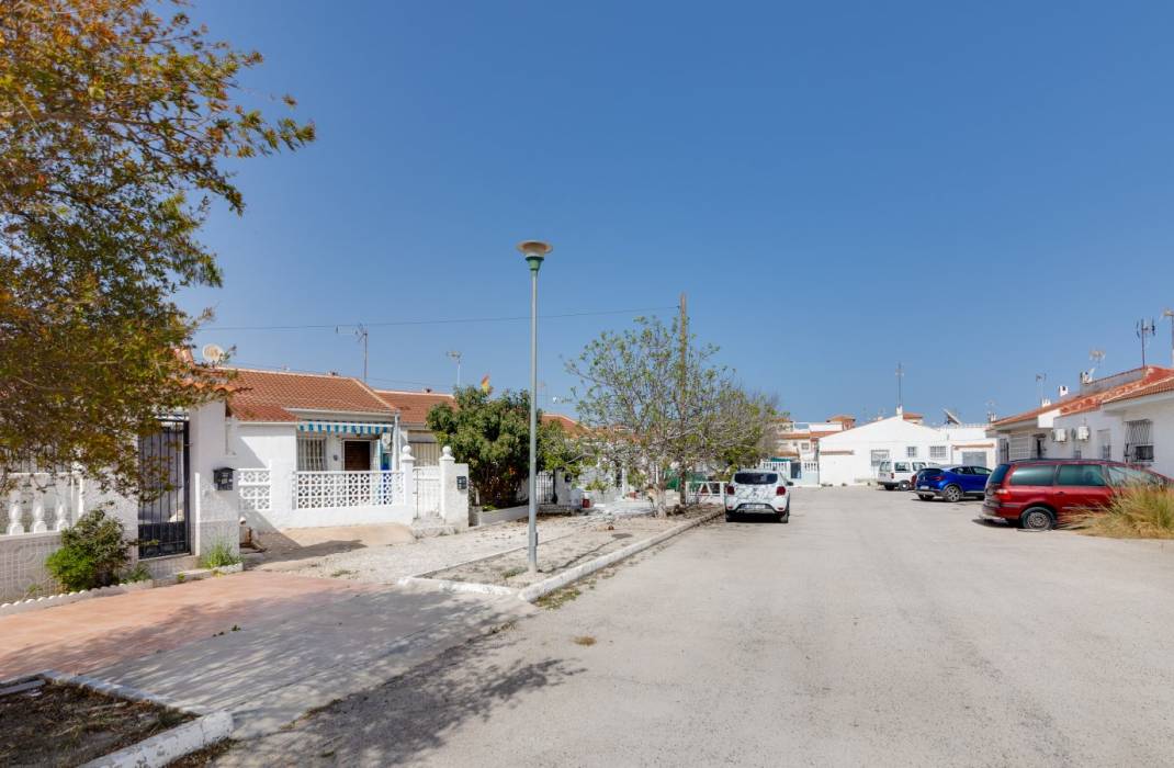 Resale - Bungalow - Torrevieja - CALLE MANUEL BENITEZ EL CORD, 40