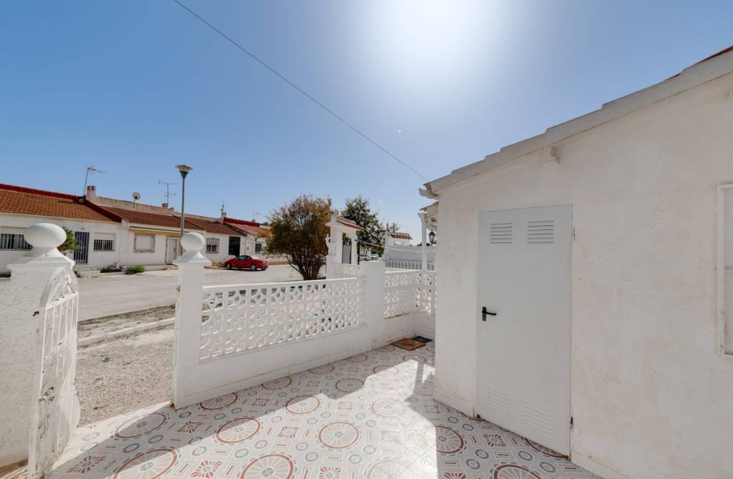 Resale - Bungalow - Torrevieja - CALLE MANUEL BENITEZ EL CORD, 40