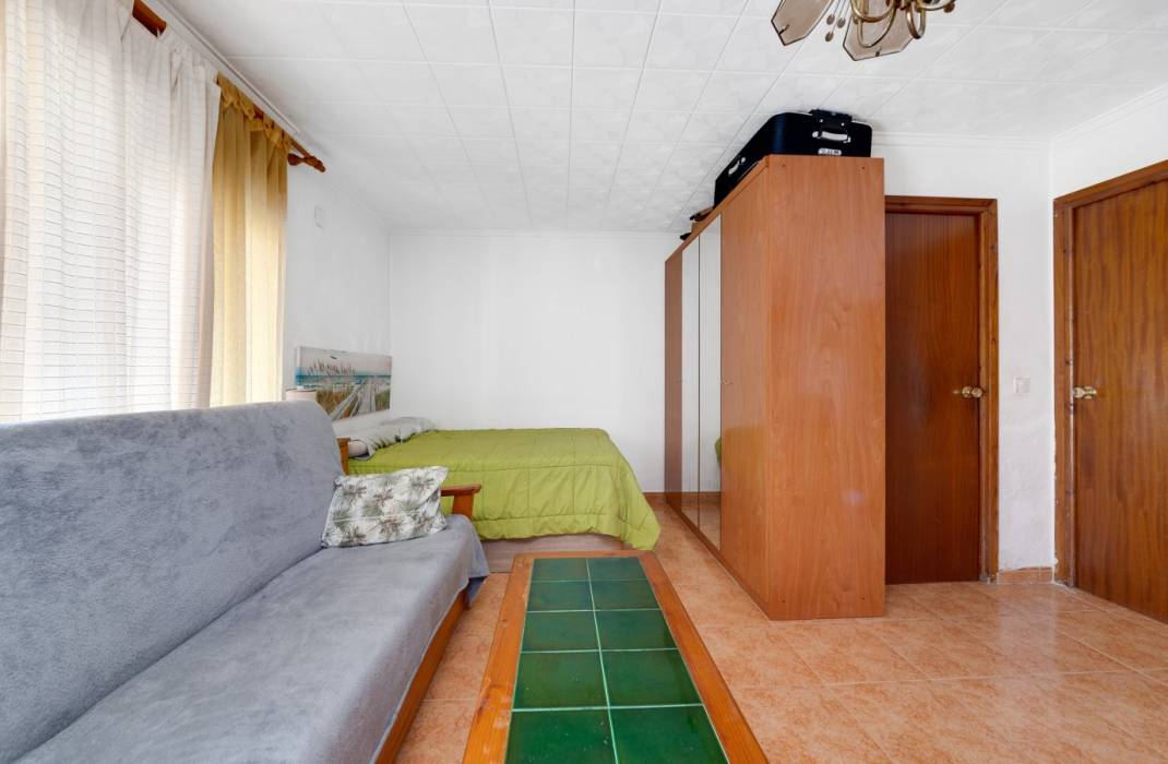 Resale - Bungalow - Torrevieja - CALLE MANUEL BENITEZ EL CORD, 40