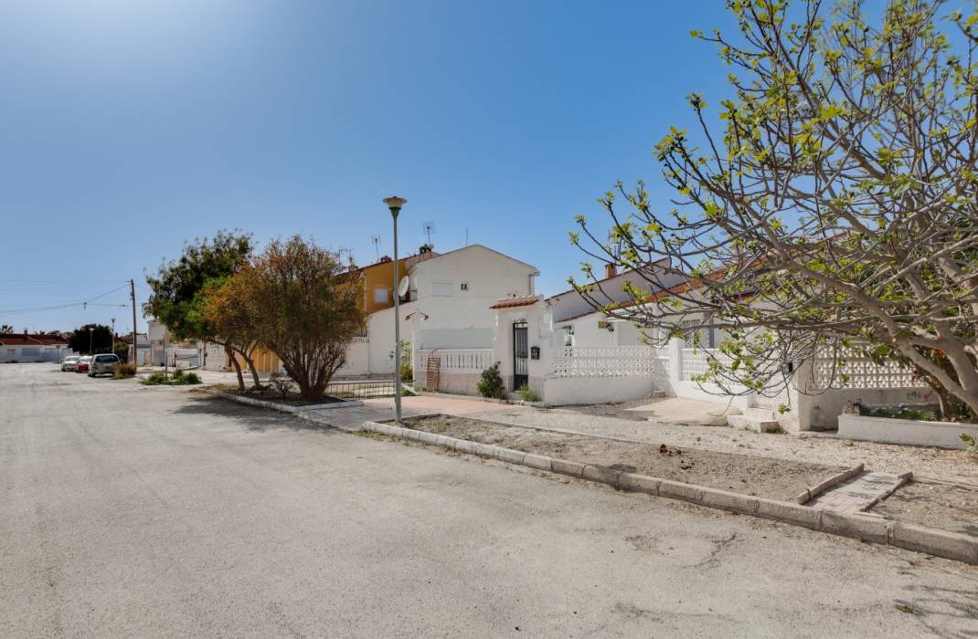 Resale - Bungalow - Torrevieja - CALLE MANUEL BENITEZ EL CORD, 40