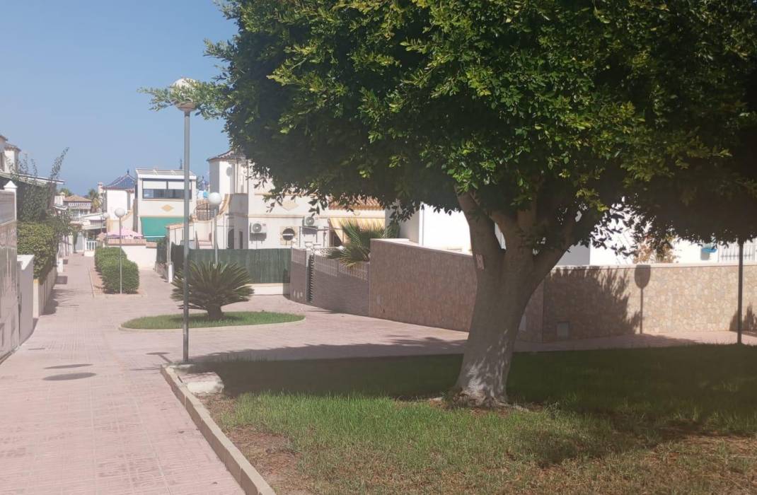 Resale - Bungalow - Torrevieja - Los altos