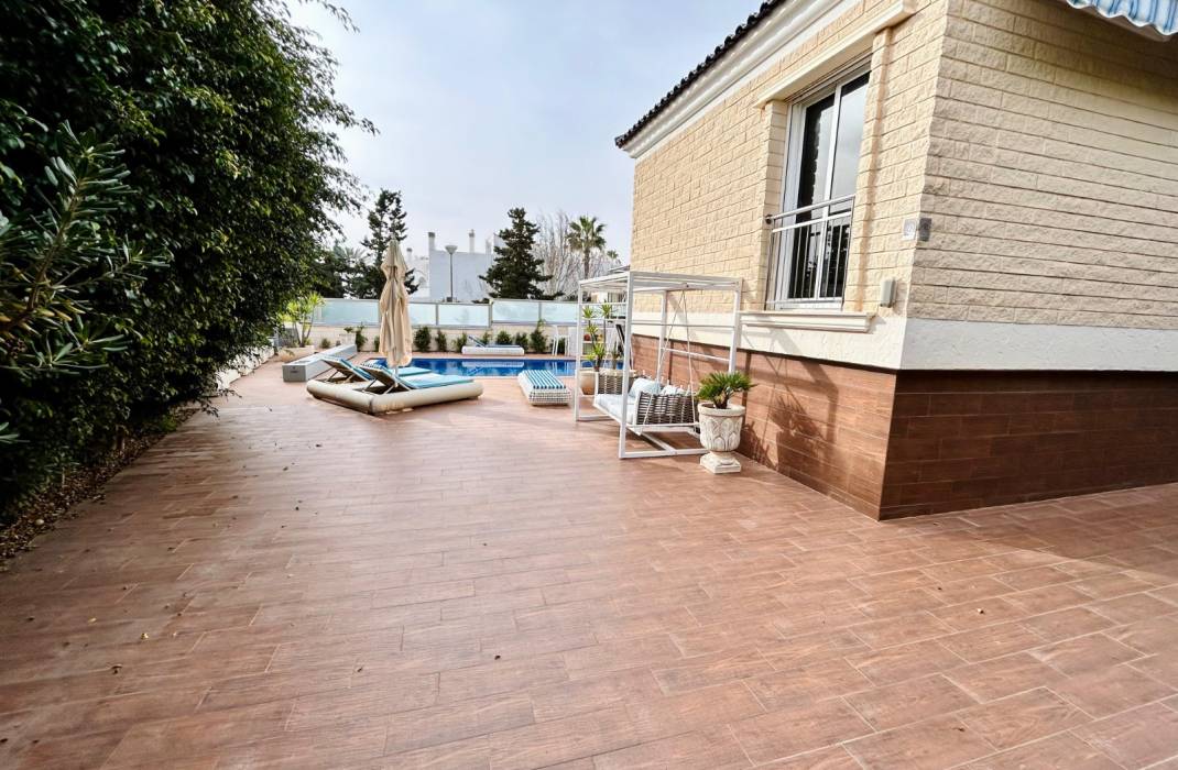 Resale - Chalet - Torrevieja - La Mata