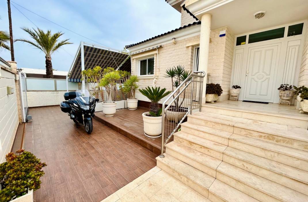 Resale - Chalet - Torrevieja - La Mata