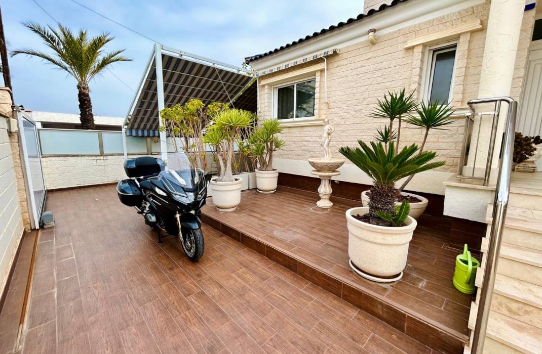 Resale - Chalet - Torrevieja - La Mata