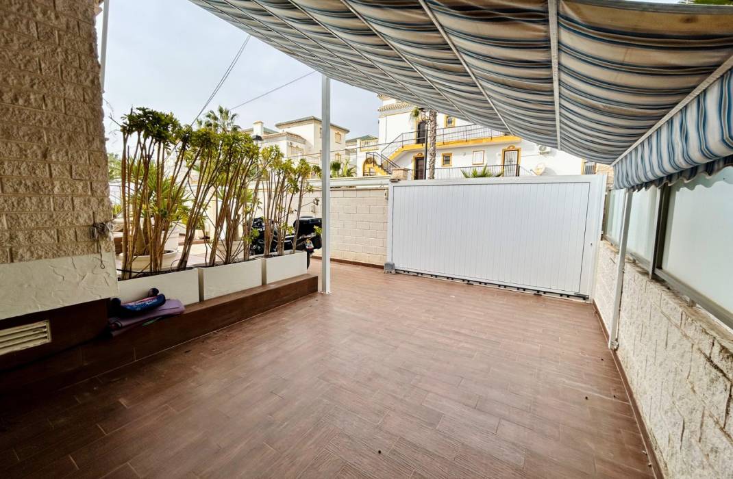 Resale - Chalet - Torrevieja - La Mata