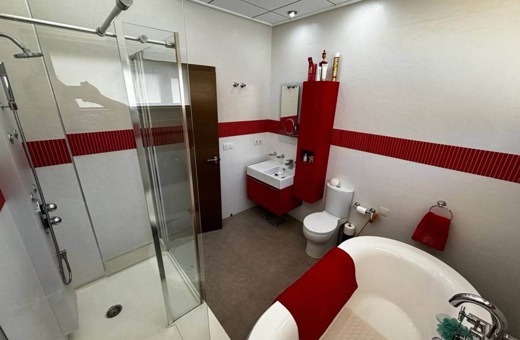 Resale - Detached House / Villa - Cox
