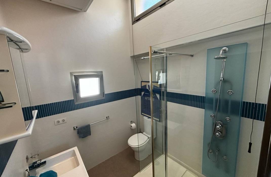 Resale - Detached House / Villa - Cox