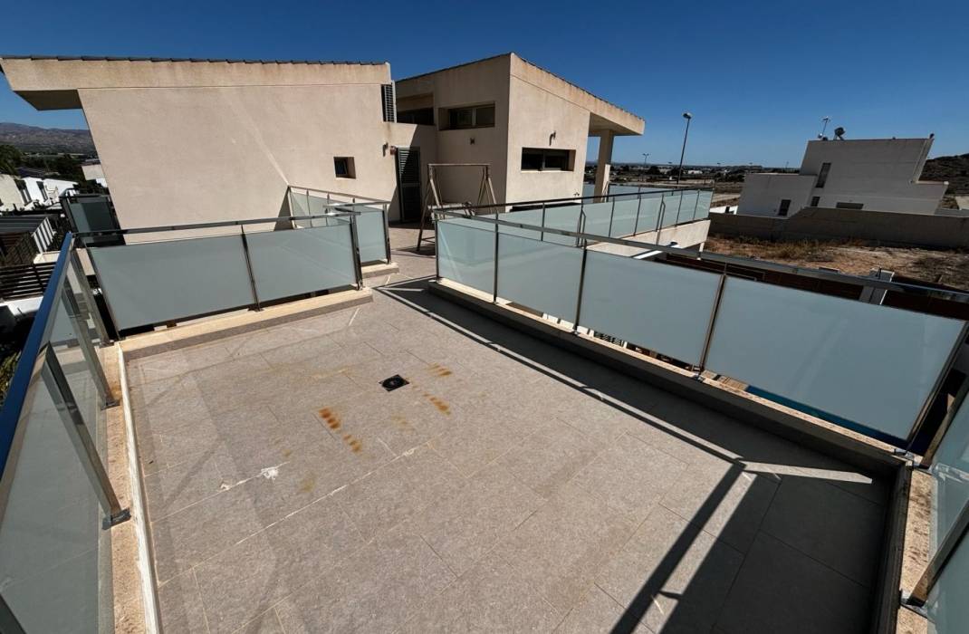 Resale - Detached House / Villa - Cox