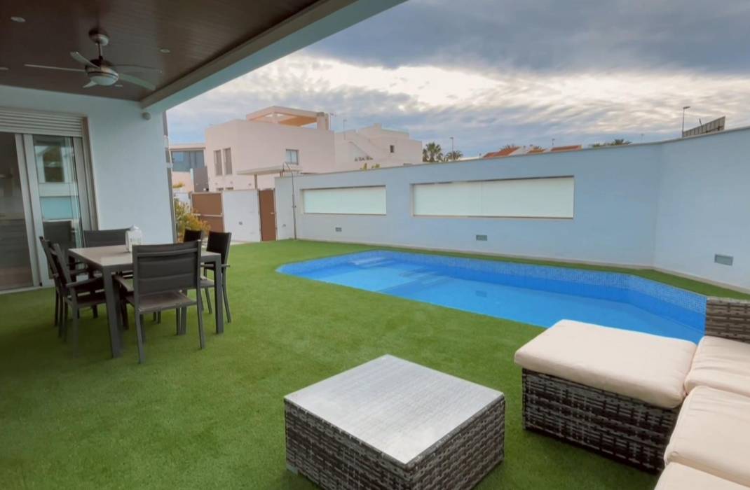 Resale - Detached House / Villa - Mil Palmeras