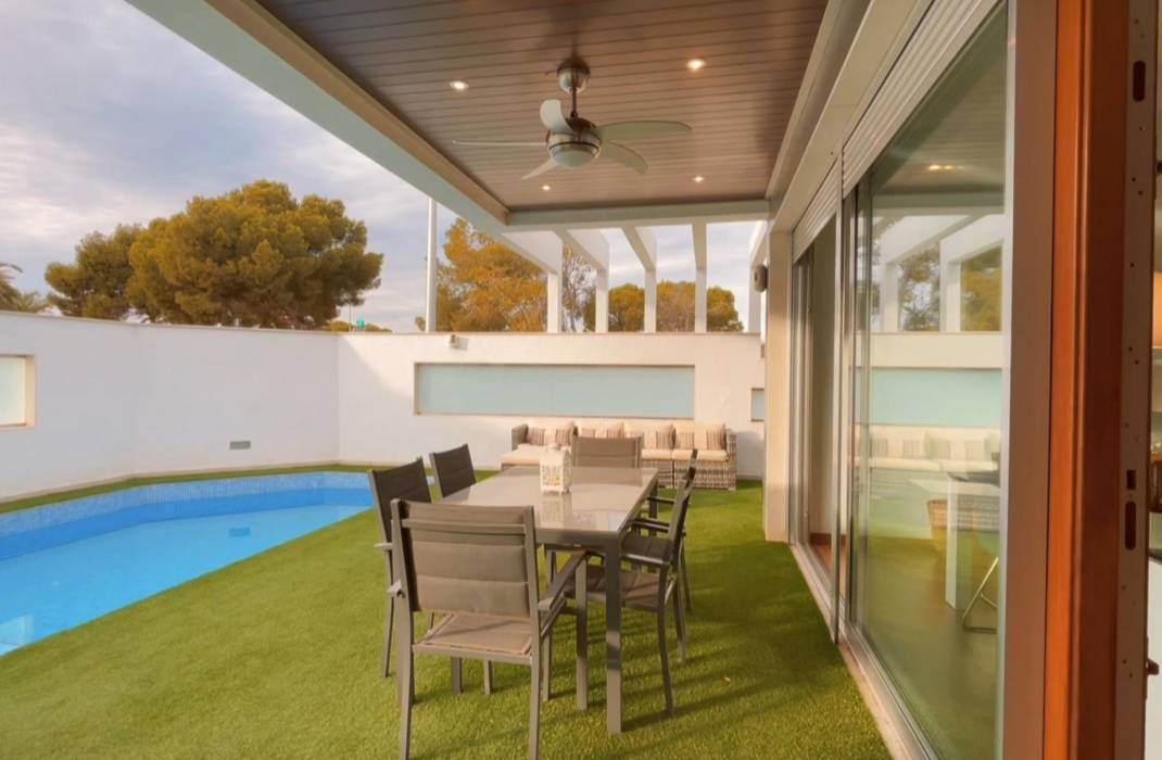 Resale - Detached House / Villa - Mil Palmeras