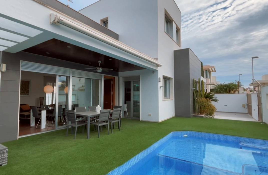 Resale - Detached House / Villa - Mil Palmeras