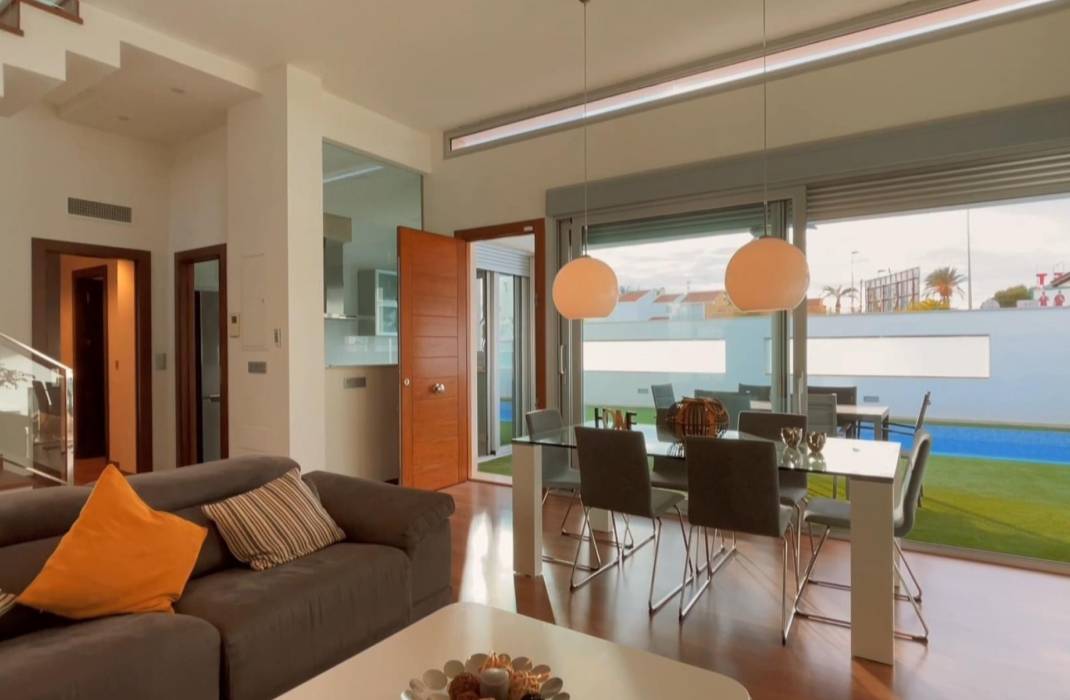 Resale - Detached House / Villa - Mil Palmeras