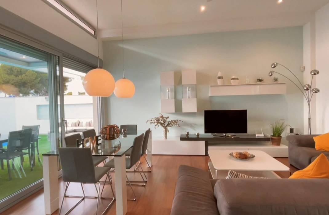 Resale - Detached House / Villa - Mil Palmeras