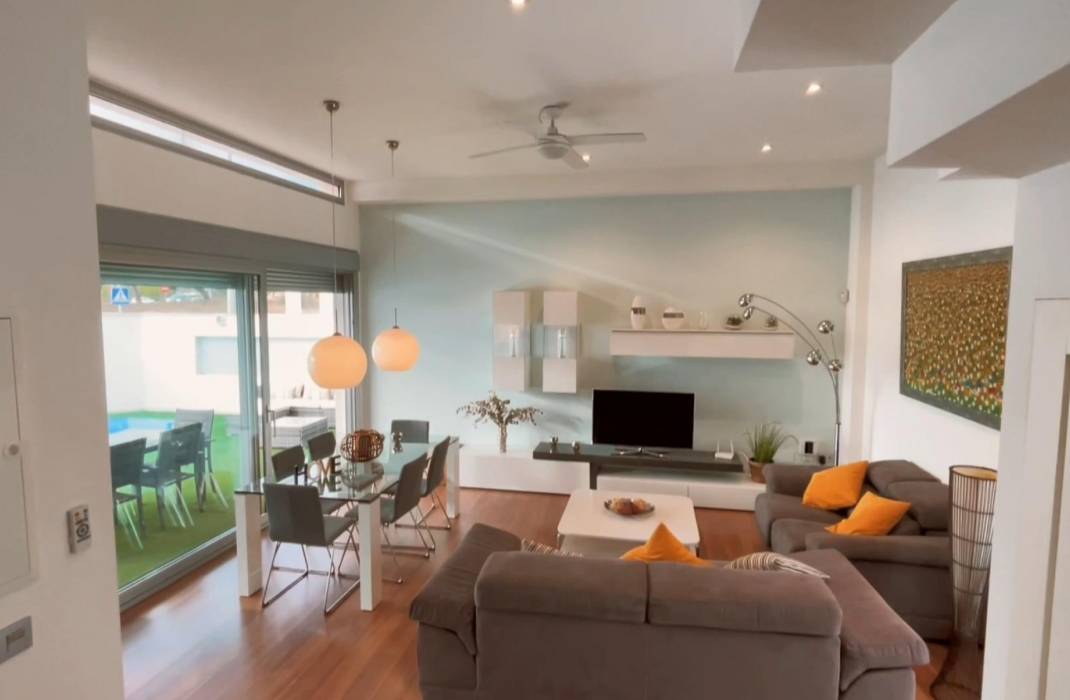 Resale - Detached House / Villa - Mil Palmeras