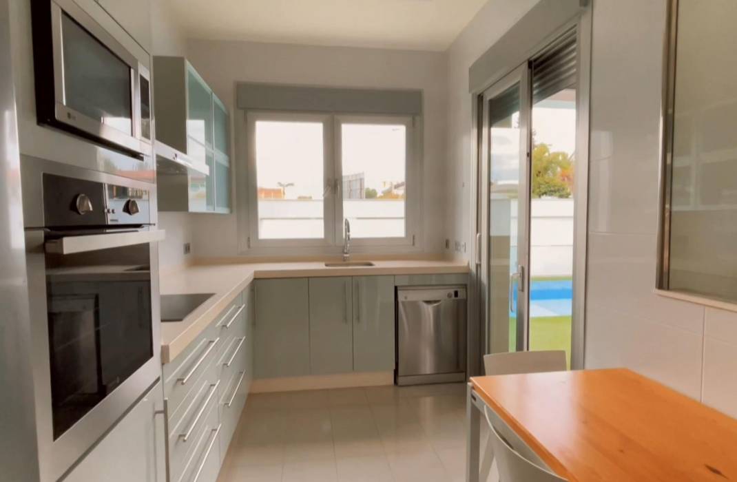 Resale - Detached House / Villa - Mil Palmeras