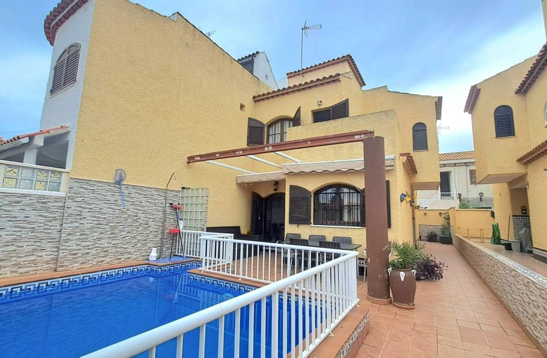 Resale - Semi Detached Villa - Torrevieja
