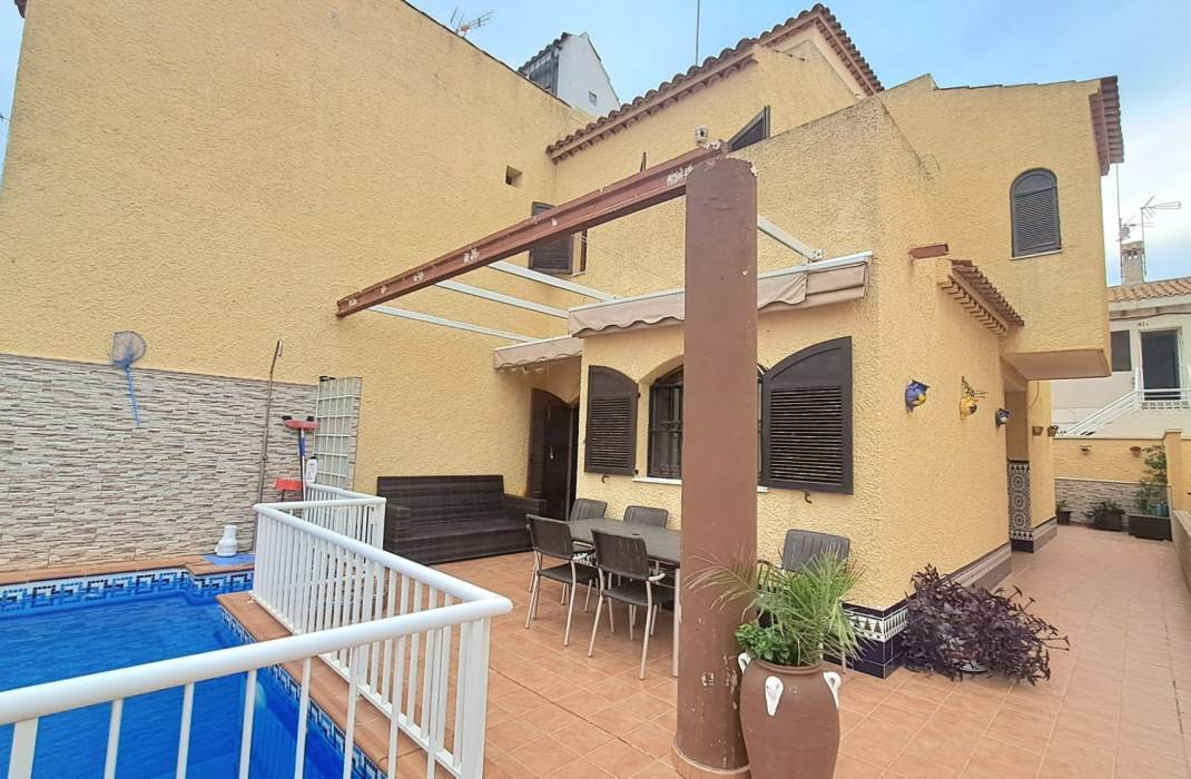 Resale - Semi Detached Villa - Torrevieja