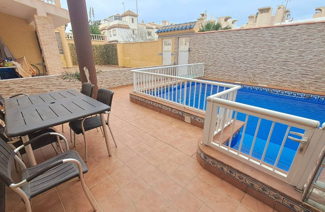 Resale - Semi Detached Villa - Torrevieja