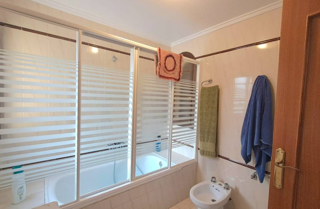 Resale - Semi Detached Villa - Torrevieja