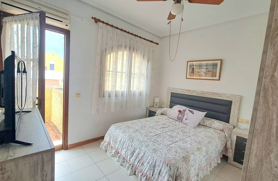 Resale - Semi Detached Villa - Torrevieja