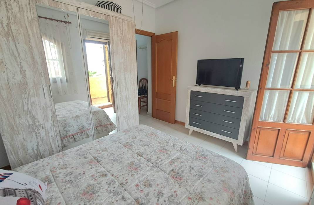 Resale - Semi Detached Villa - Torrevieja