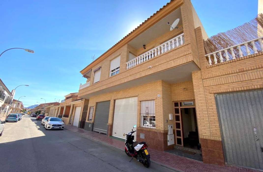 Resale - Townhouse - San Isidro