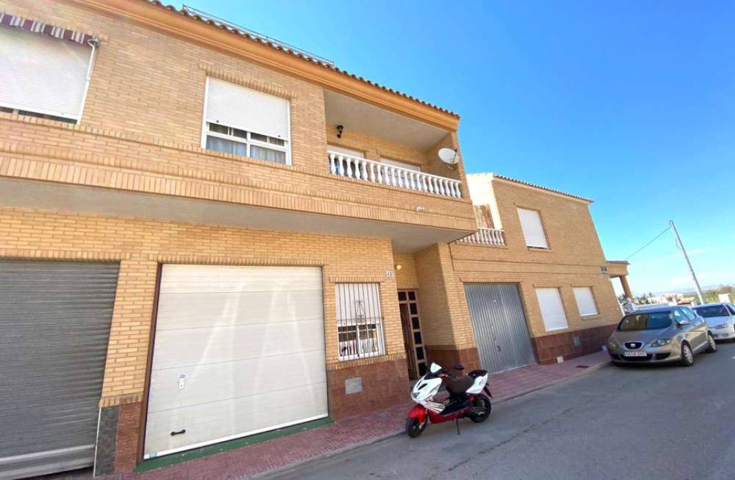 Resale - Townhouse - San Isidro