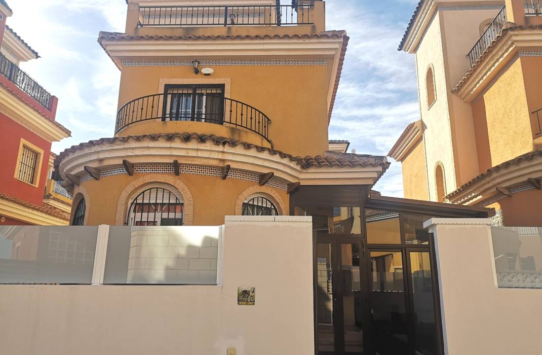 Resale - Villa - Los Montesinos - La Herrada