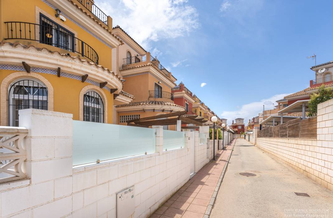 Resale - Villa - Los Montesinos - Los Montesinos - Urb. La Herrada