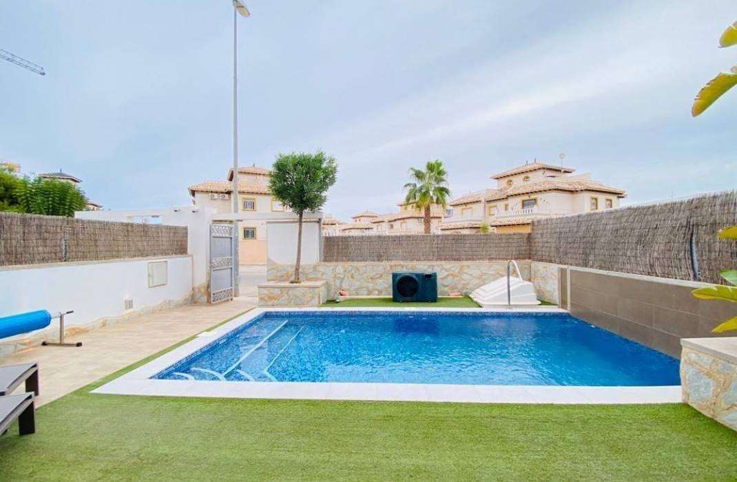 Resale - Villa - Orihuela Costa - Montezenia