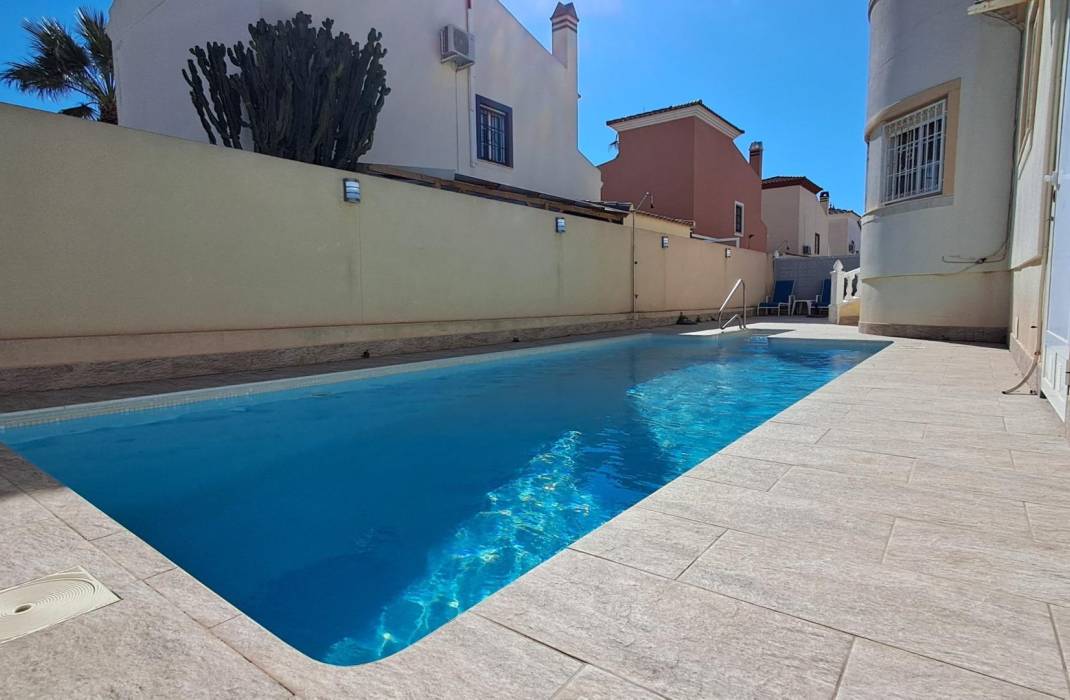 Resale - Villa - Orihuela Costa - Playa Flamenca Norte