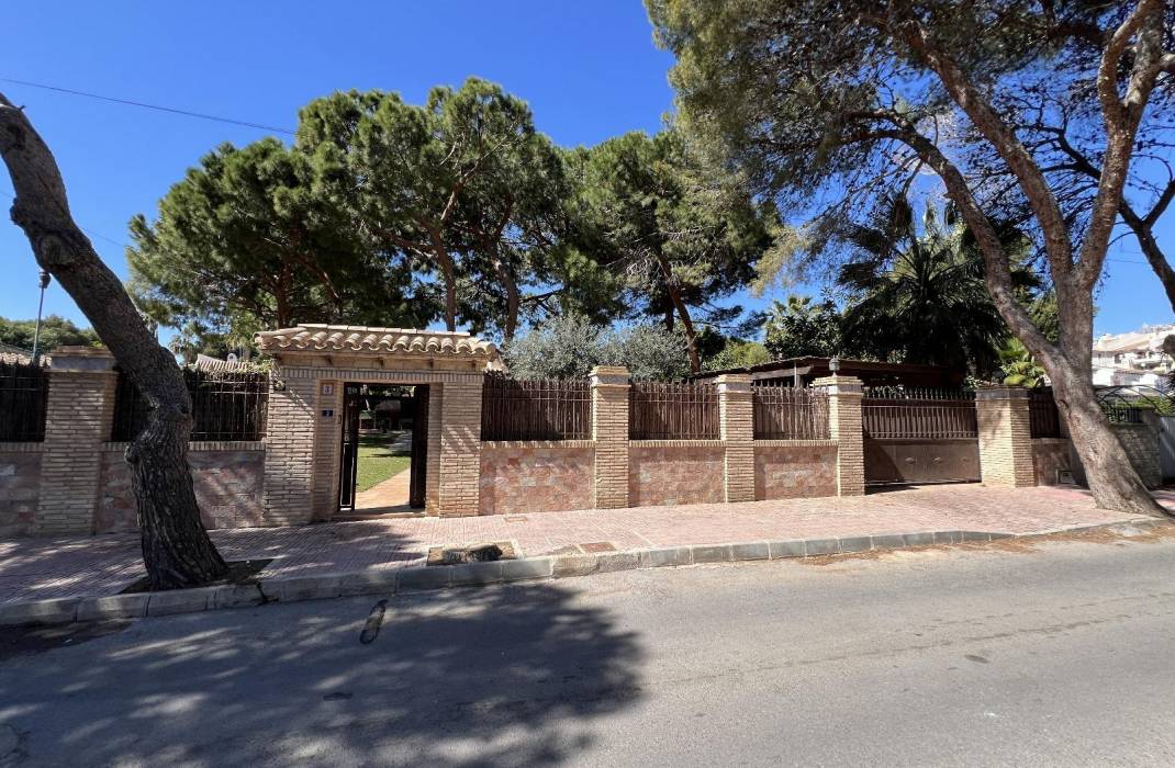 Resale - Villa - Orihuela Costa - Punta Prima