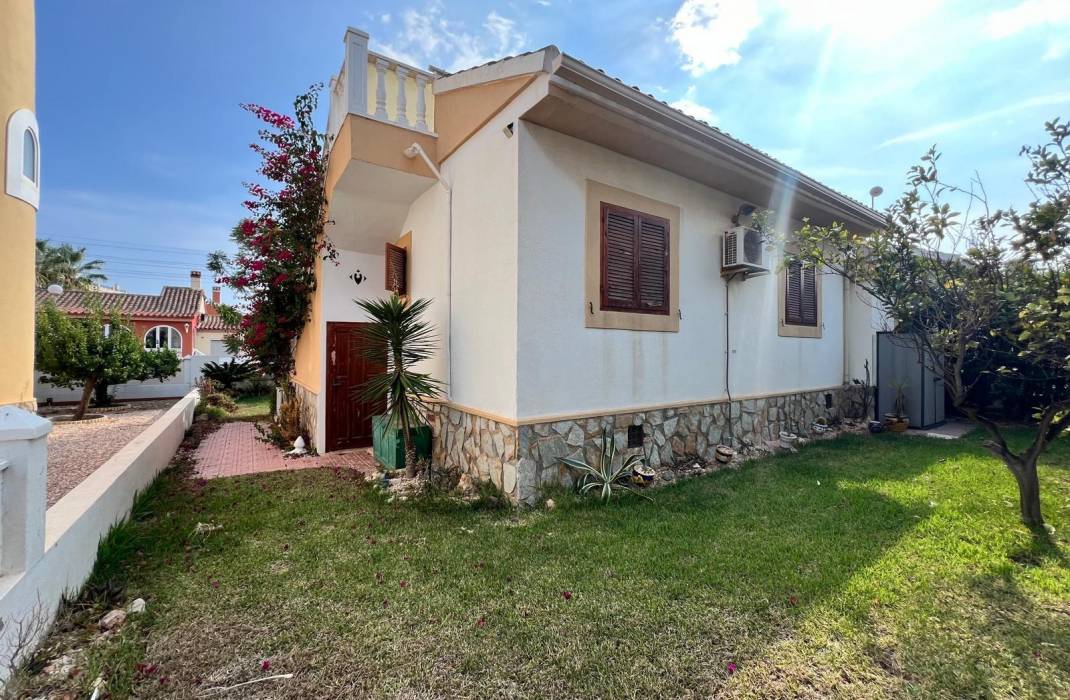 Resale - Villa - Orihuela Costa - Punta Prima