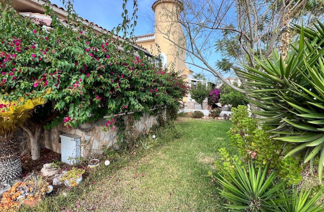 Resale - Villa - Orihuela Costa - Punta Prima