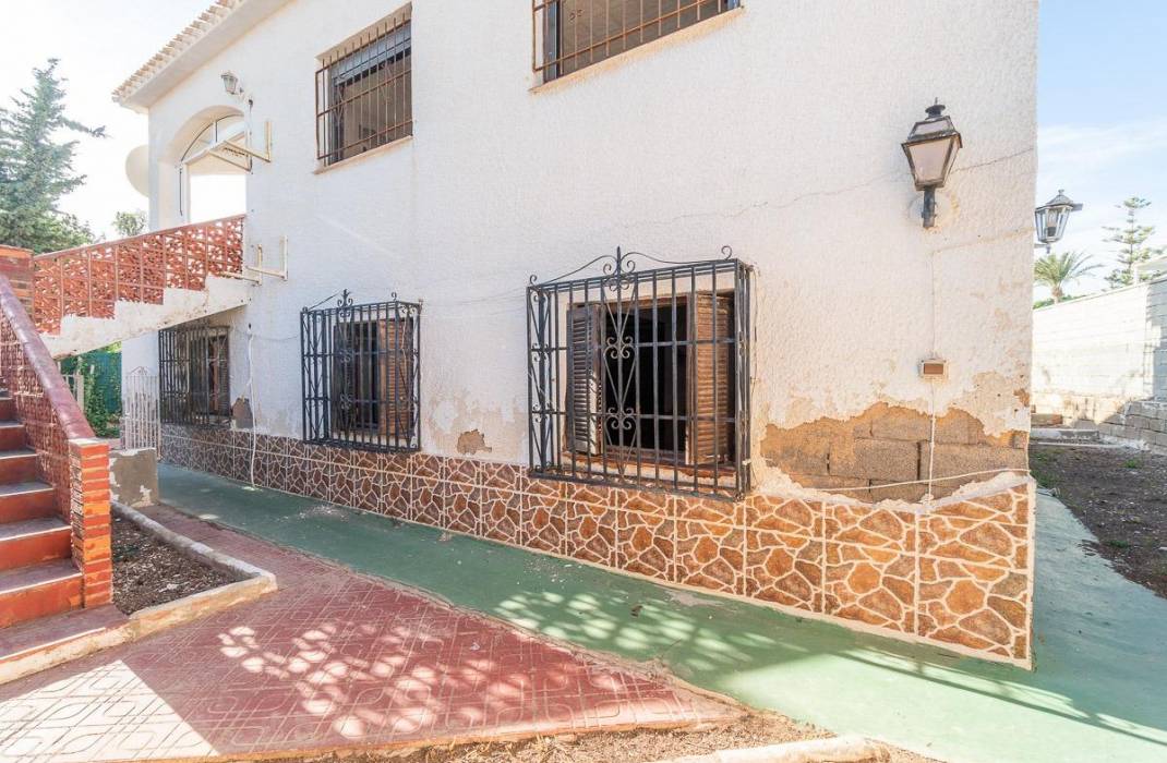 Resale - Villa - Orihuela Costa