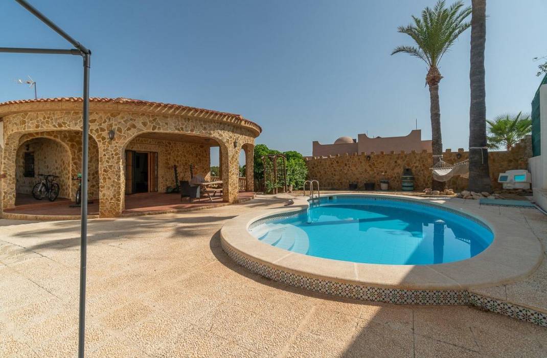 Resale - Villa - Orihuela Costa